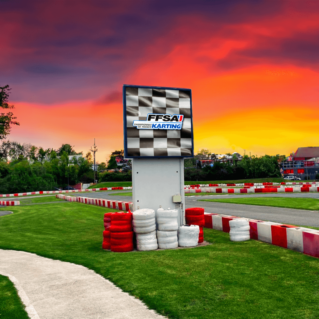 Écran LED Artixium installé sur un circuit de karting
