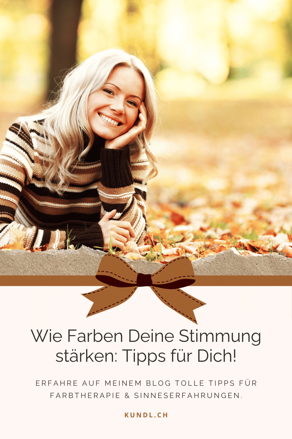lächelnde Frau, welche auf einem Boden voller Herbstlaub liegt