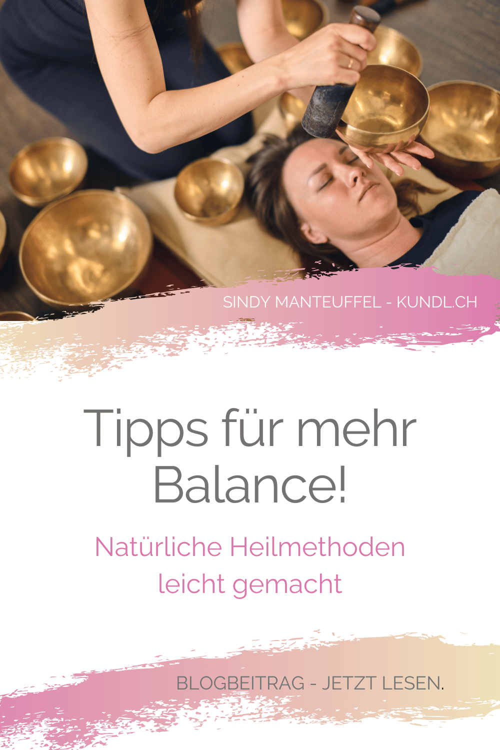 zwei Frauen in einer Klangschalen-Therapie als natürliche Heilmethode