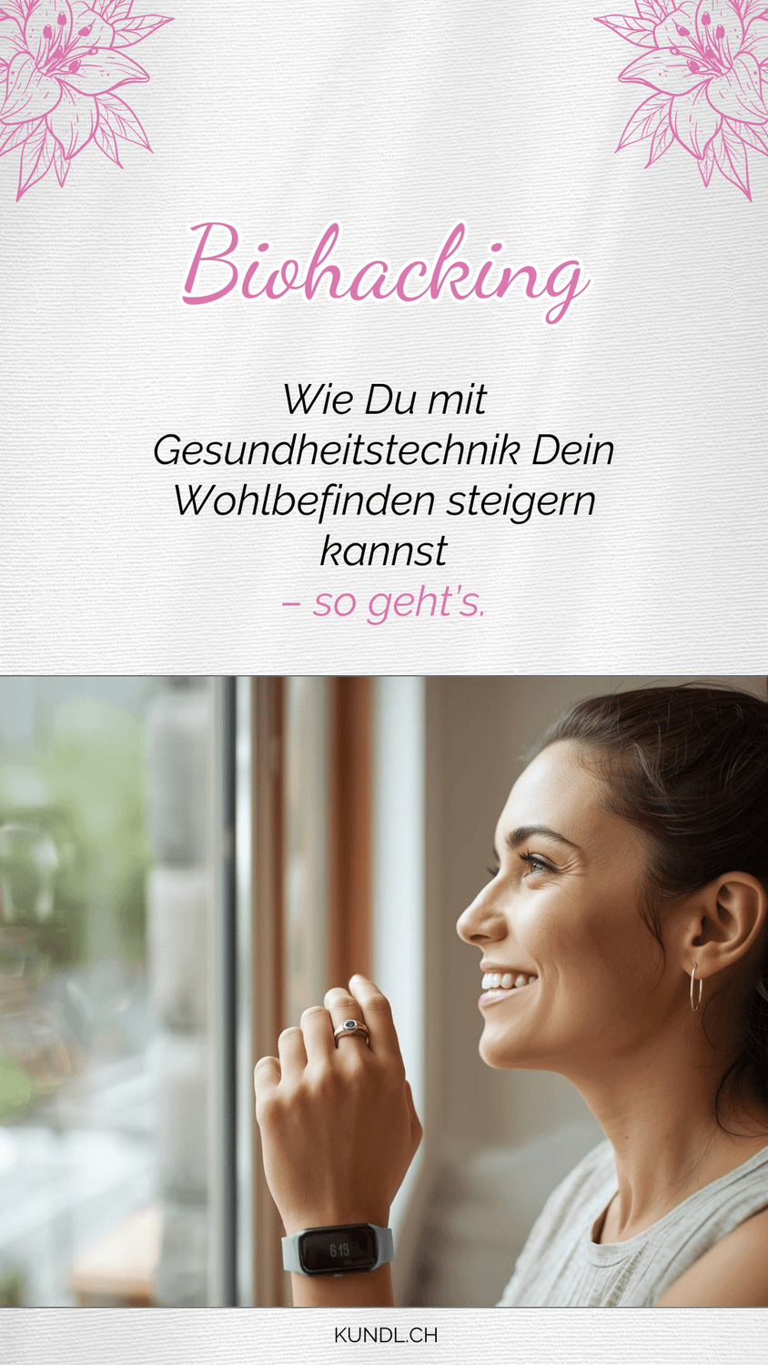 lächelnde Frau mit Fitnessarmband die aus dem Fenster schaut