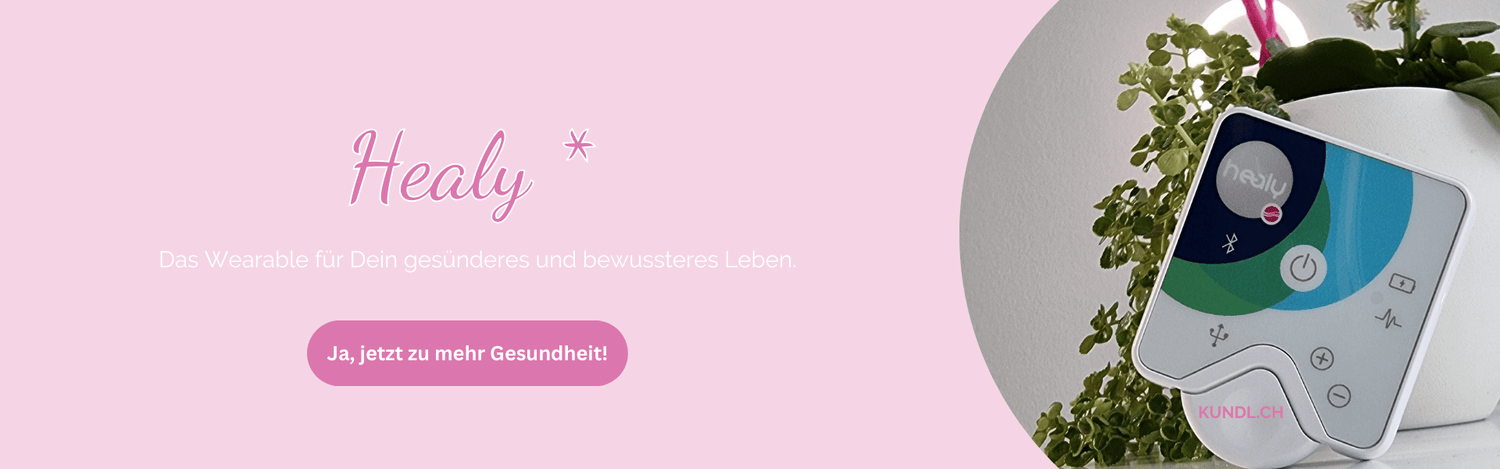 Wereable Healy stehend vor einer Grünpflanze