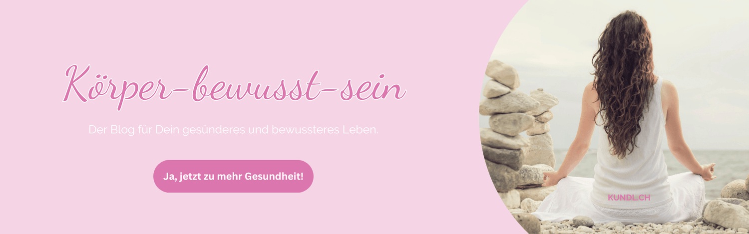 Rückansicht einer Frau im Schneidersitz, zwischen Steinen sitzend mit Blick auf Wasser