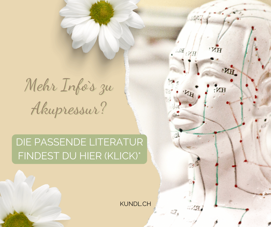 Künstler-Holzfigur, welche liegend ein Buch aufgeschlagen 