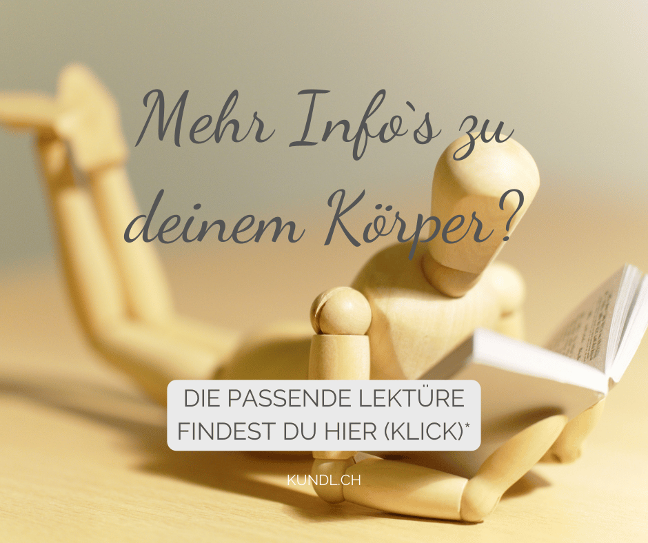 Holzkünstlerpuppe welche liegend ein Buch in den Händen hält.