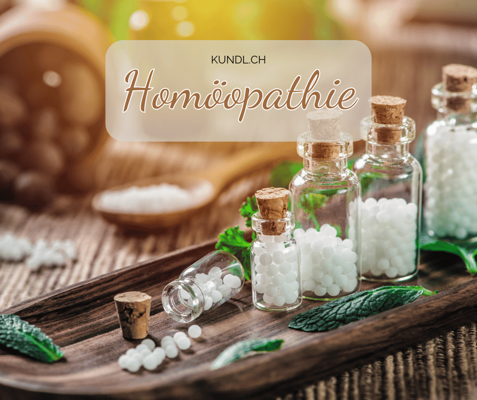 homöopathie in Glasflaschen auf einem Holztablett als natürliche Heilmethode, Link zu Büchern zur Homöopathie