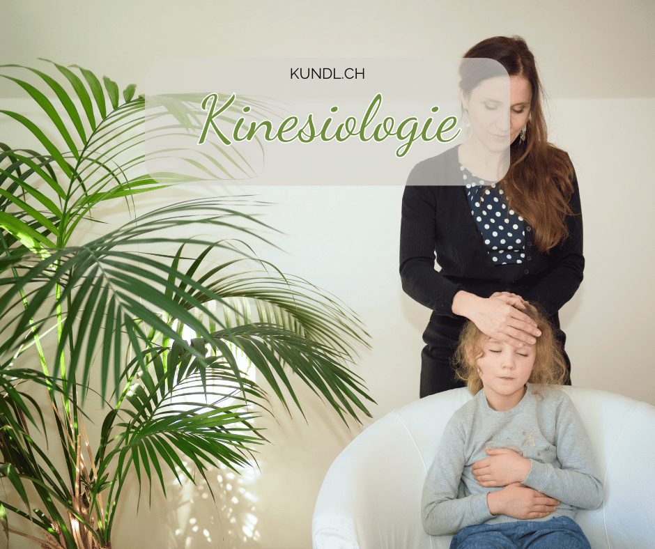 Kinesiologie die einem Kind am Kopf die Hände zur Entspannung auflegt. Methode aus der Kinesiologie
