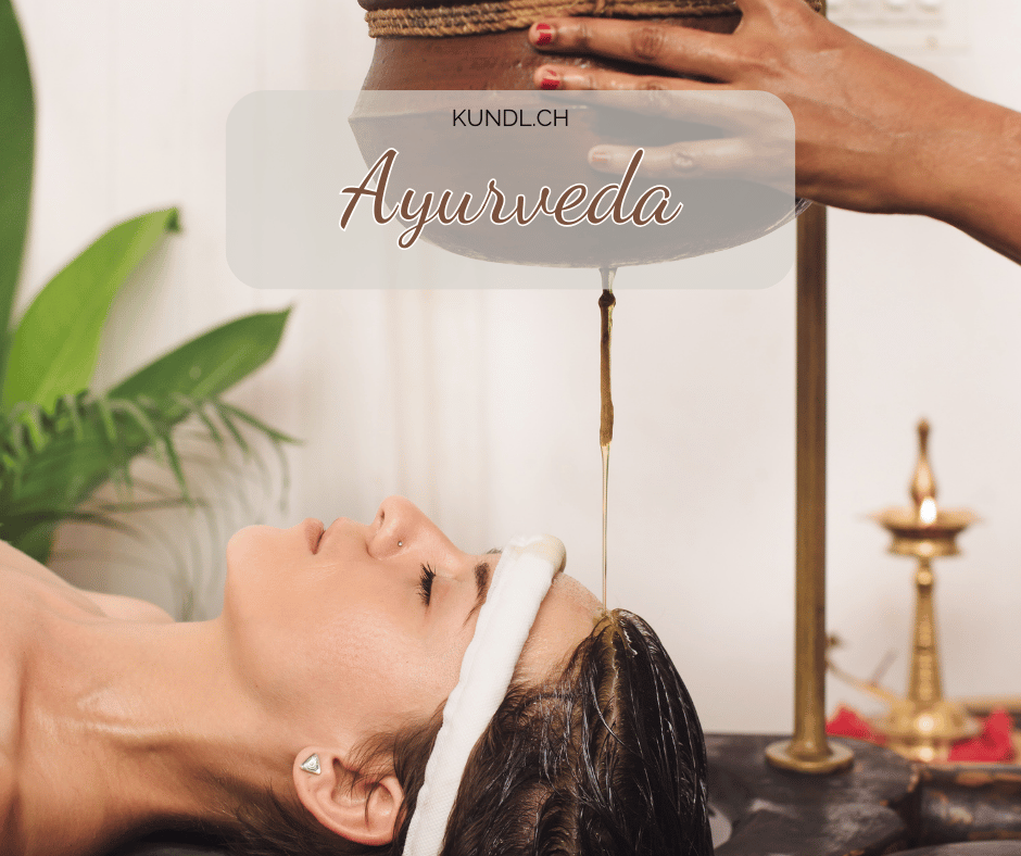 entspannte Frau die einen Stirnguss aus der Ayurveda Heilmethode bekommt