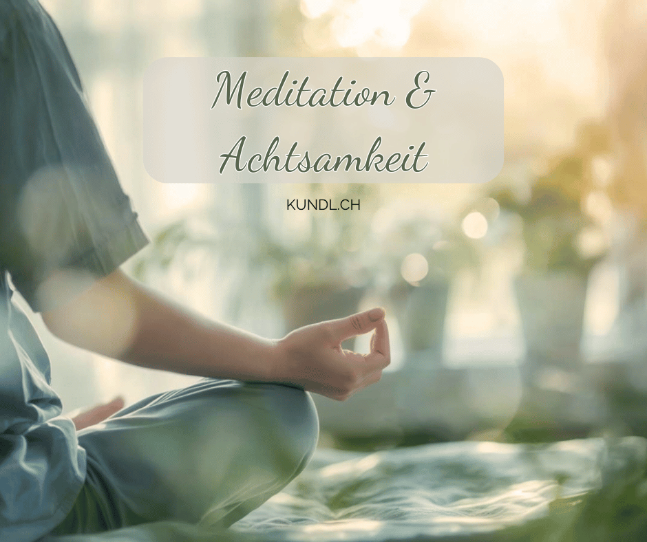 Ausschnitt eines meditierenden Menschen im Lotussitz