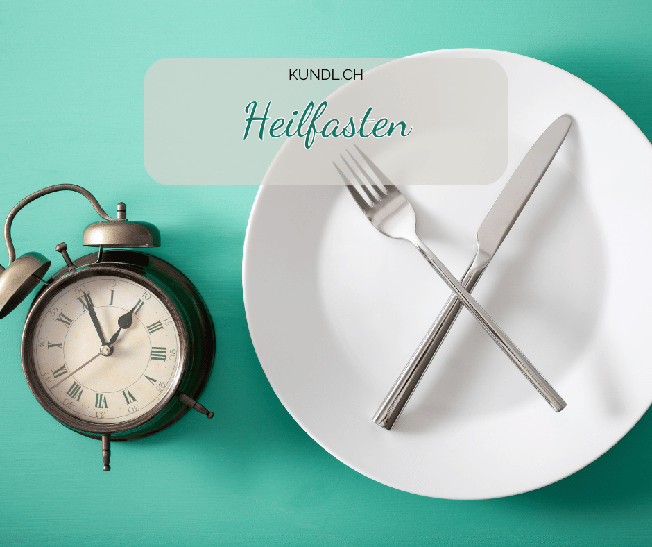 ein Wecker, ein leerer Teller mit gekreuztem Besteck darauf welcher die natürliche Heilmethode des Heilfastens verdeutlichen soll
