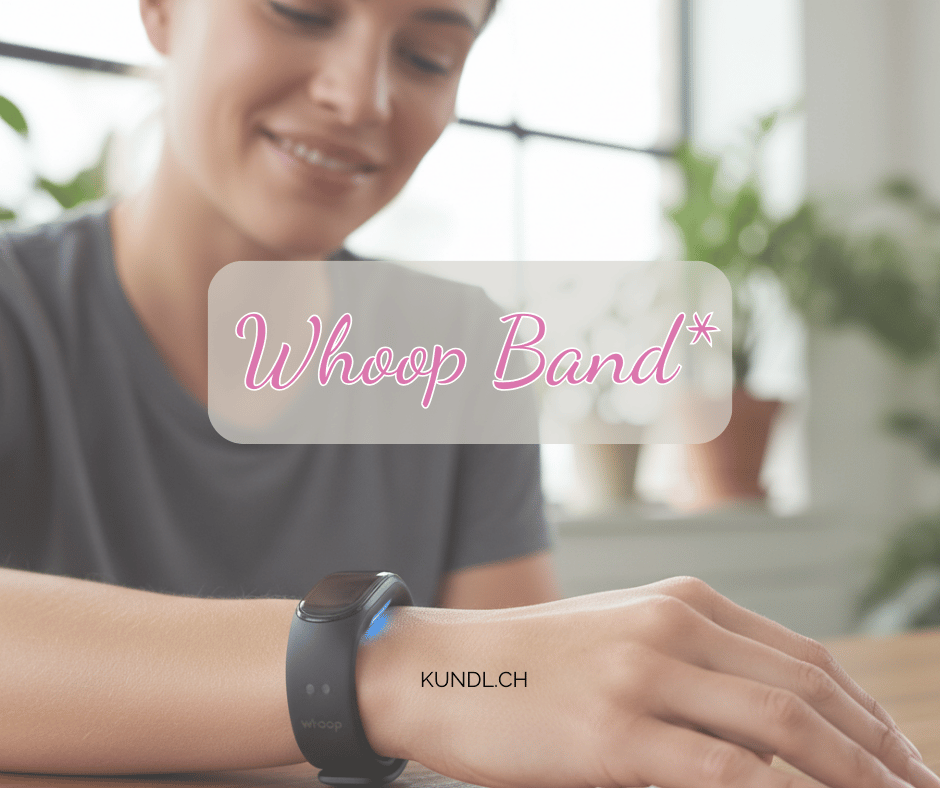 lächelnde junge Frau mit Whoop-Armband für Biohacking