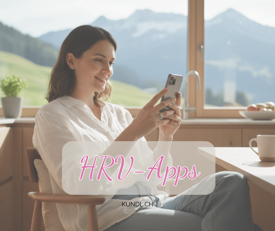 lächelnde Frau mit HRV-App am Handy in Küche mit Blick auf die Berge
