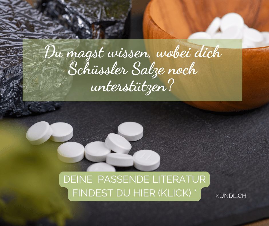 Holzschüssel mit Schüssler Salzen und Schüssler Salzen daneben