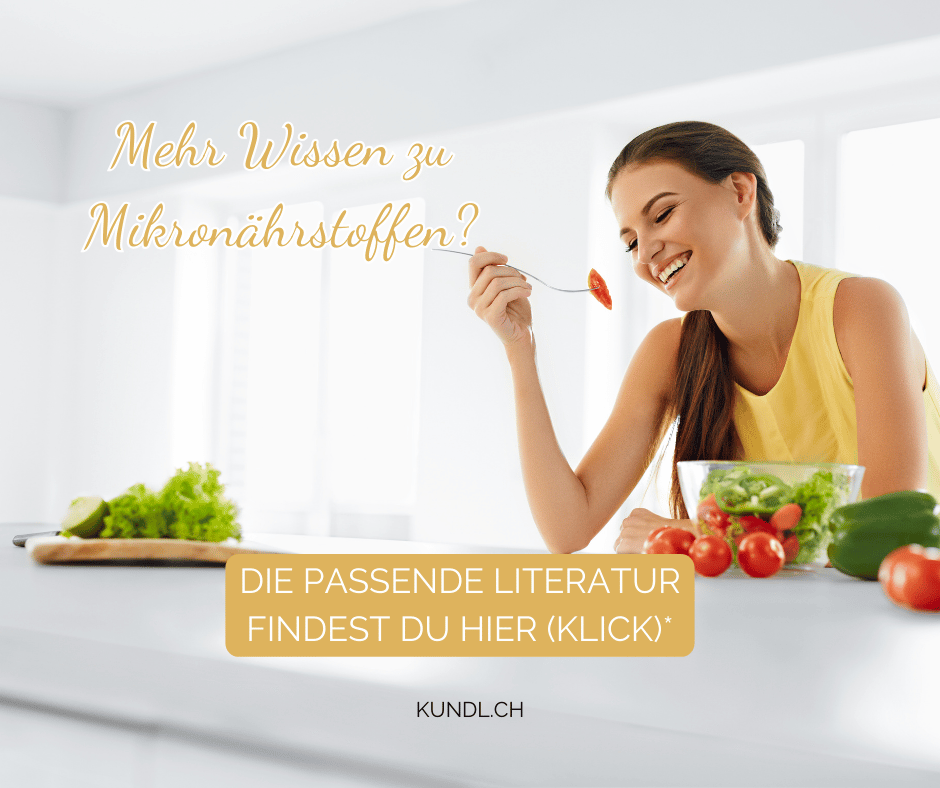 lachende junge Frau die Salat ist