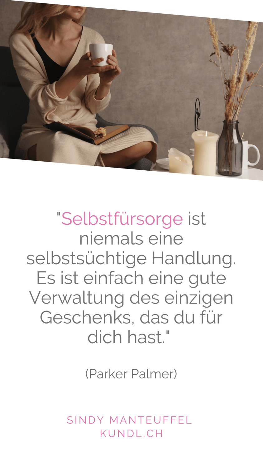 Zitat Selbstfürsorge entspannte Frau mit Tasse in den Händen, Buch im Schoss und Kerzen auf dem Tisch