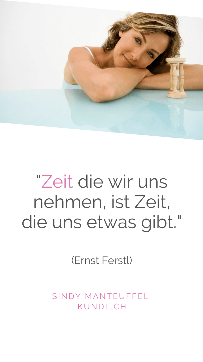 lächelnde Frau mit Sanduhr