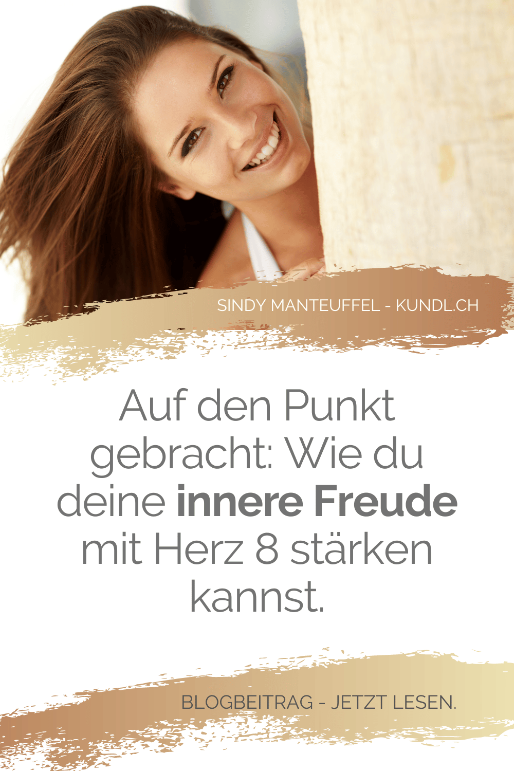 lachende junge Frau voller innerer Freude