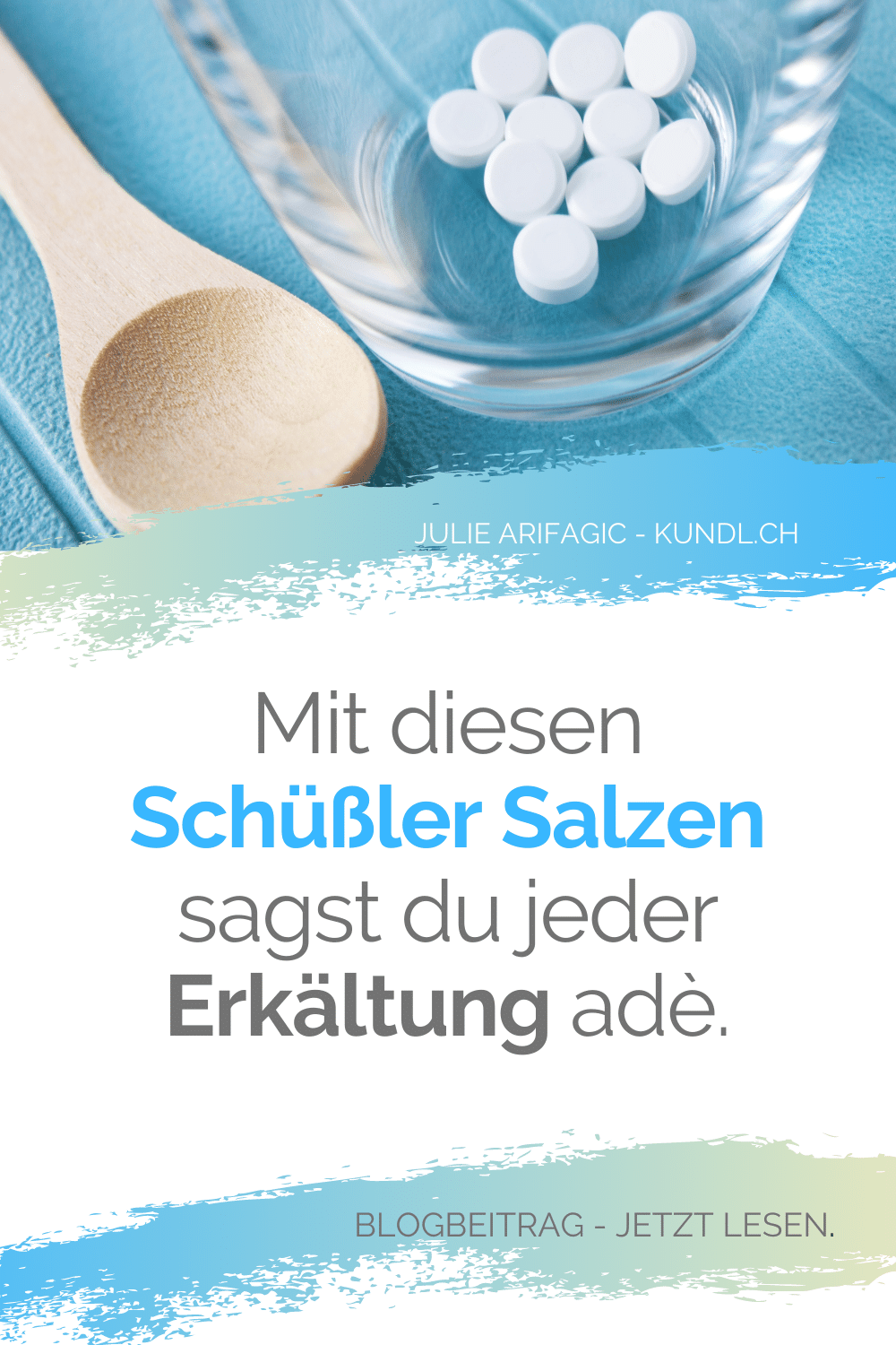 Holzlöffel und Schussler Salze in einem Glas