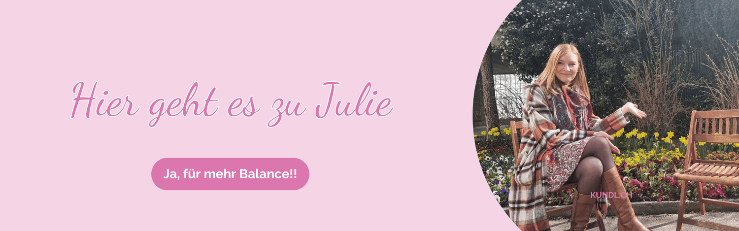 lächelnde Frau welche mit der Hand auf den leeren Stuhl neben sich zeigt