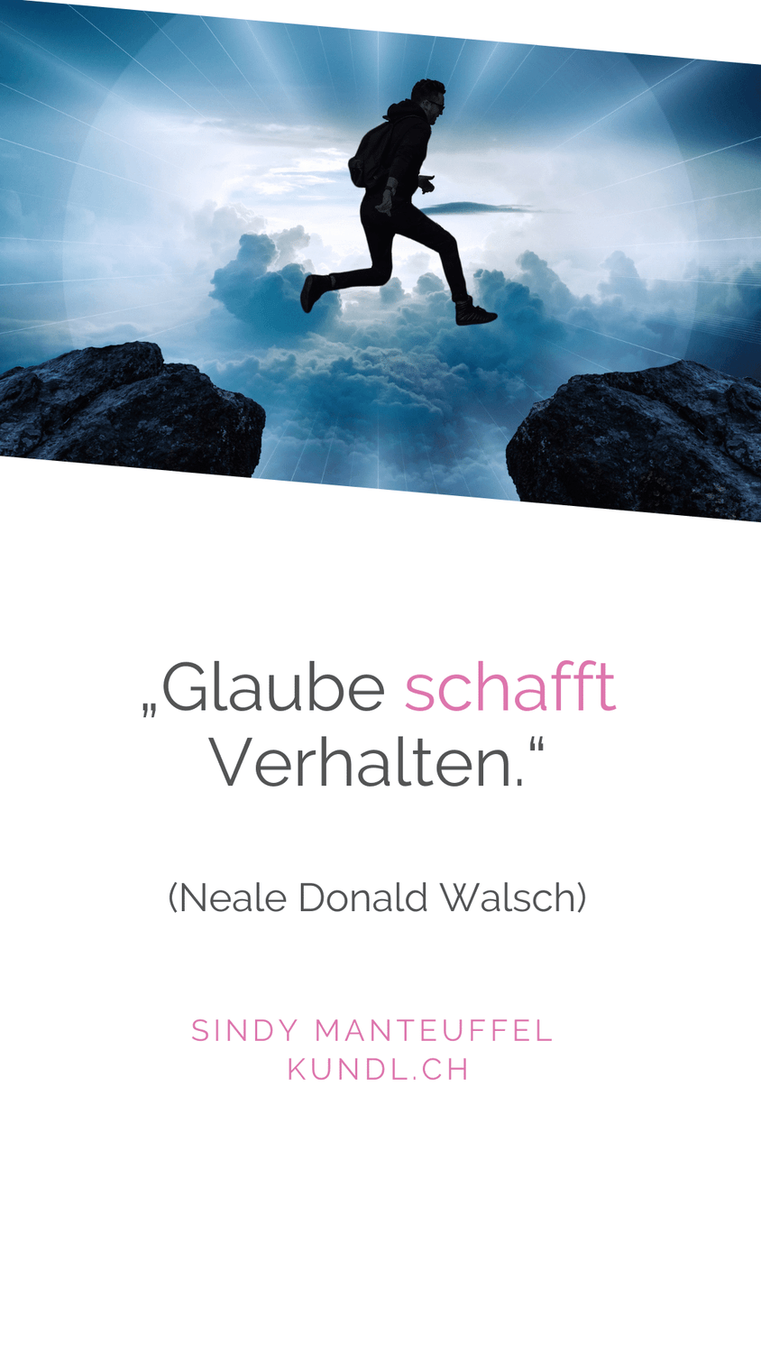 Mann der über eine Bergspalte springt