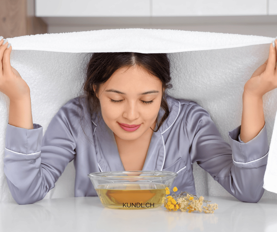 entspannt wirkende Frau die über einer Schüssel mit Kräuterauszug inhaliert - Lunge reinigen