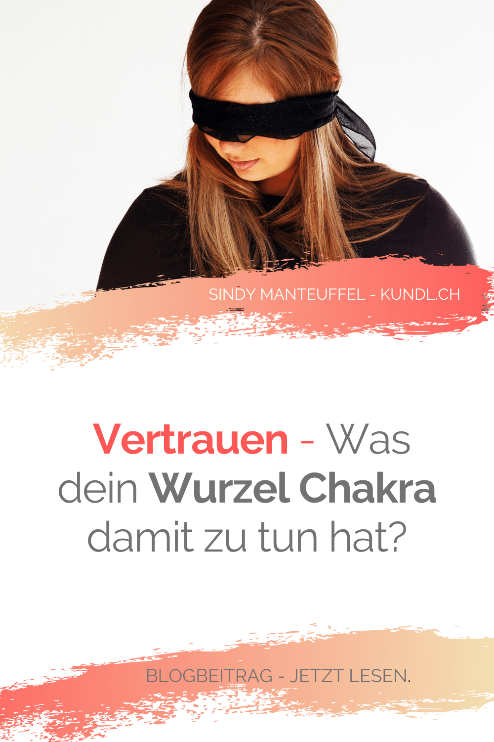 Frau mit verbundenen Augen zur Darstellung von Vertrauen, Verlinkung zur Pinterest