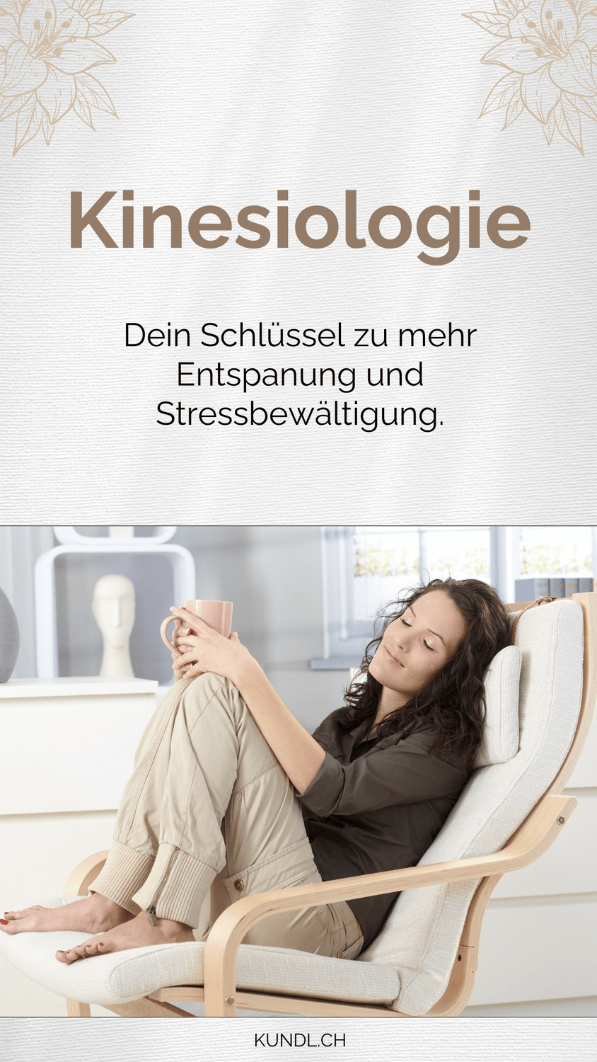 entspannt wirkende Frau in einem Stuhl mit einer Tasse auf den Knien