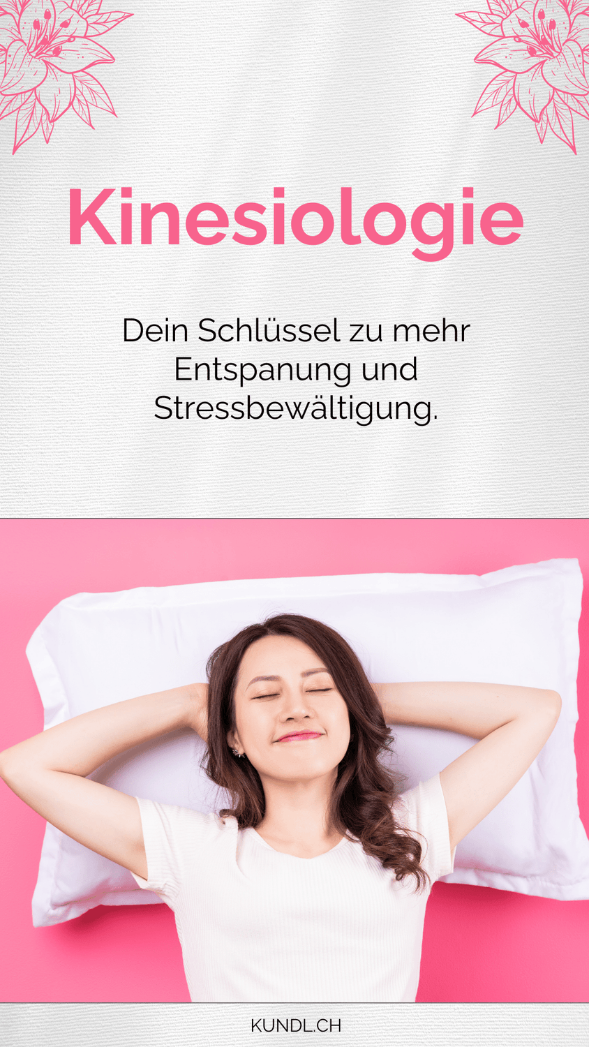 lächelnde jung Frau welche entspannt auf einem Kissen liegt