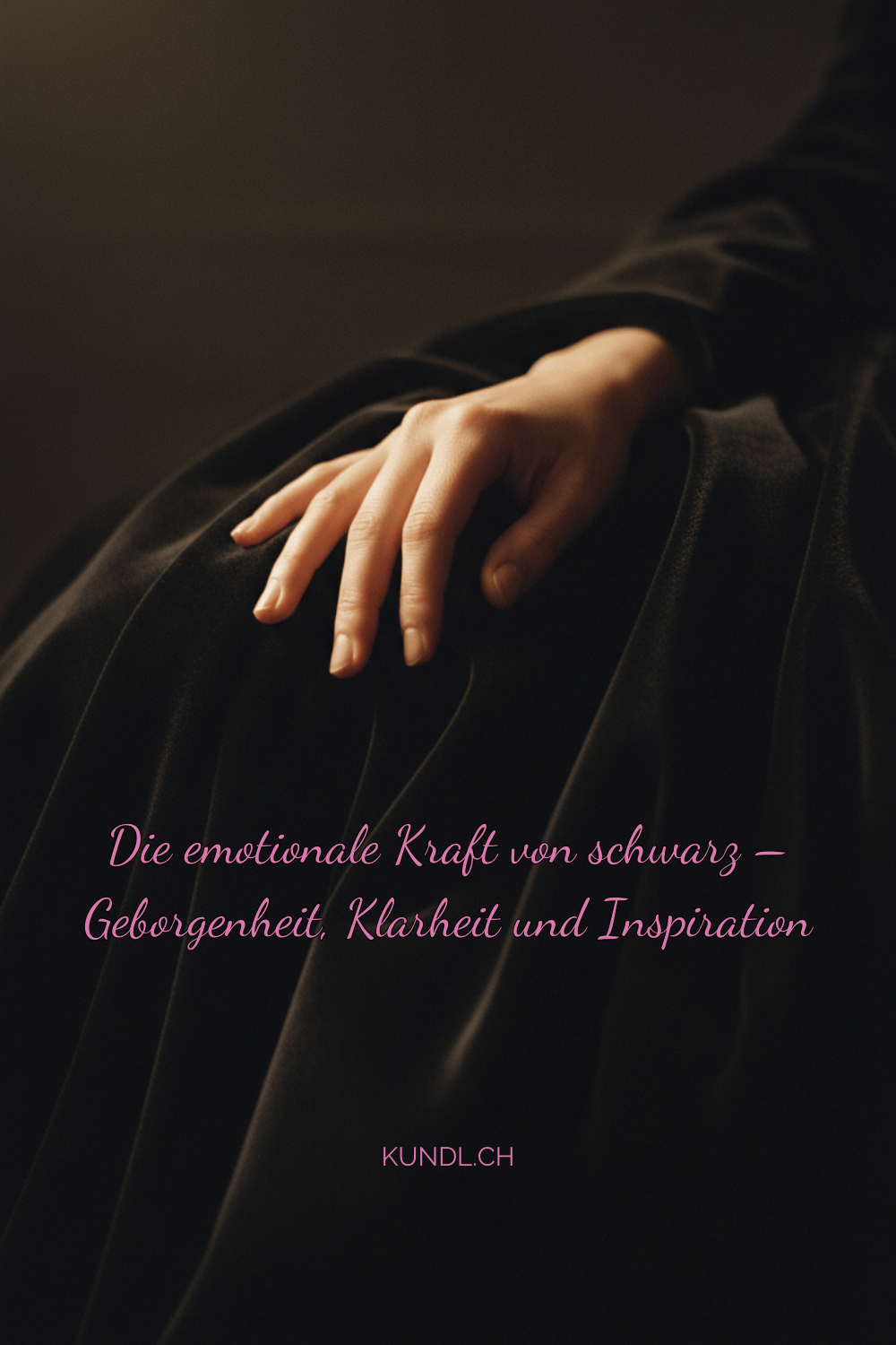 entspannte Hand auf einer schwarzen Decke