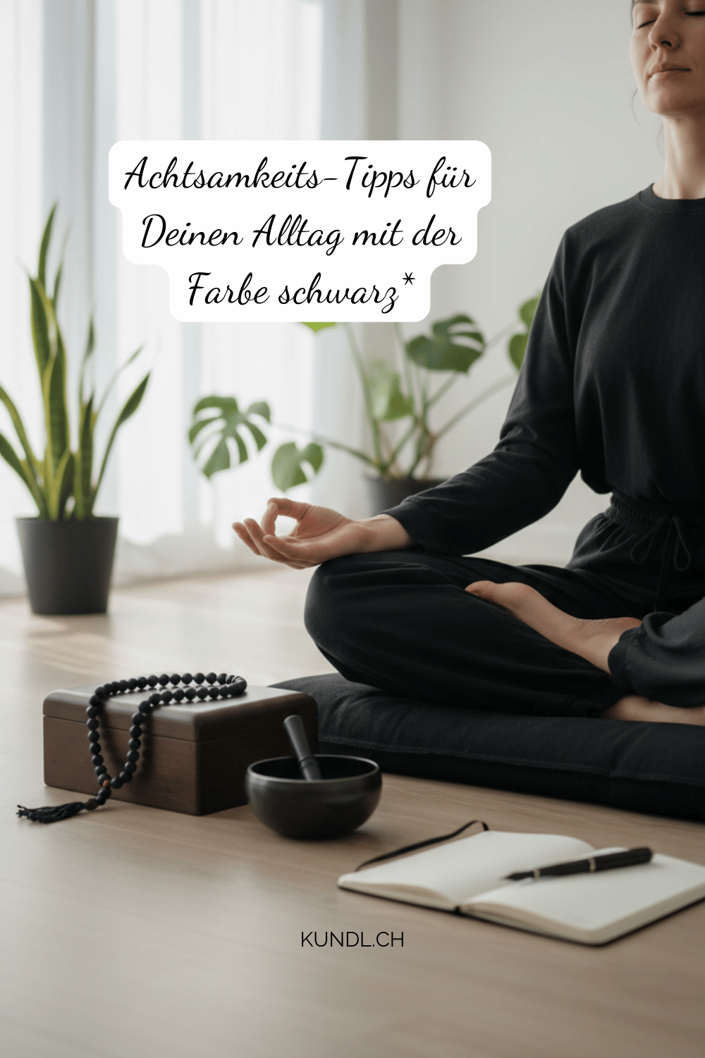 meditierende Frau in heller Umgebung mit schwarzen Gegenständen