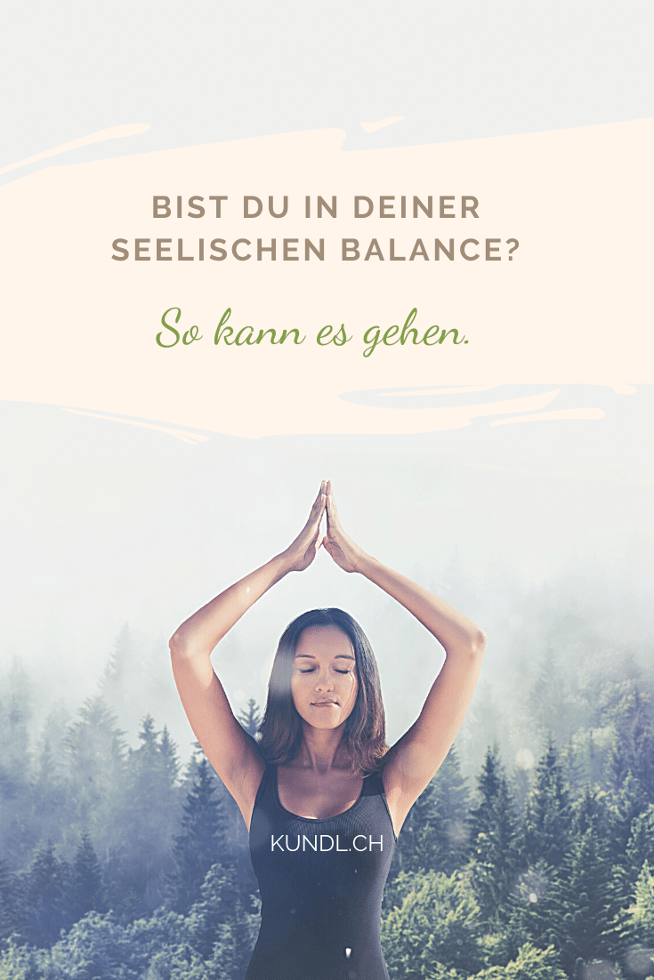 entspannt wirkende Frau in Yoga-Baum-Haltung zum Thema seelische Balance