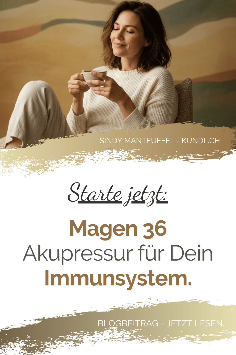 entspannt, lächelnde Frau mit Tasse in den Händen