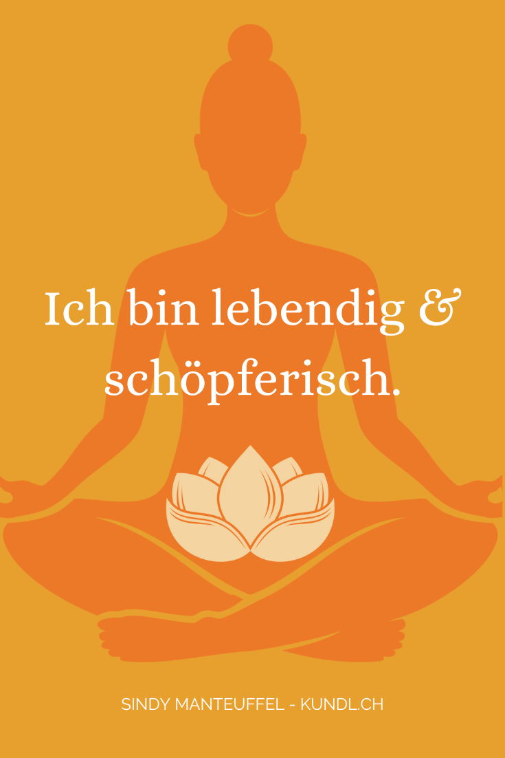 Silhouette einer meditierenden Frau zur Sakral-Chakra-Affirmation