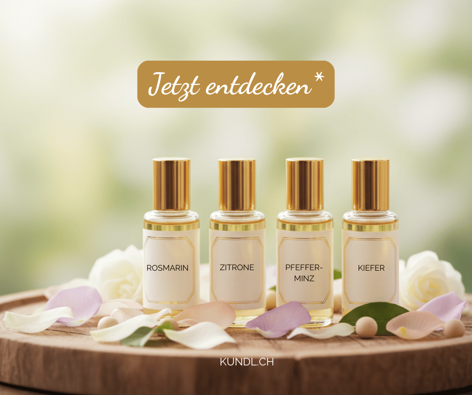 4 ätherische Öle auf einem Holztablett umgeben von  Blüten für die Aromatherapie