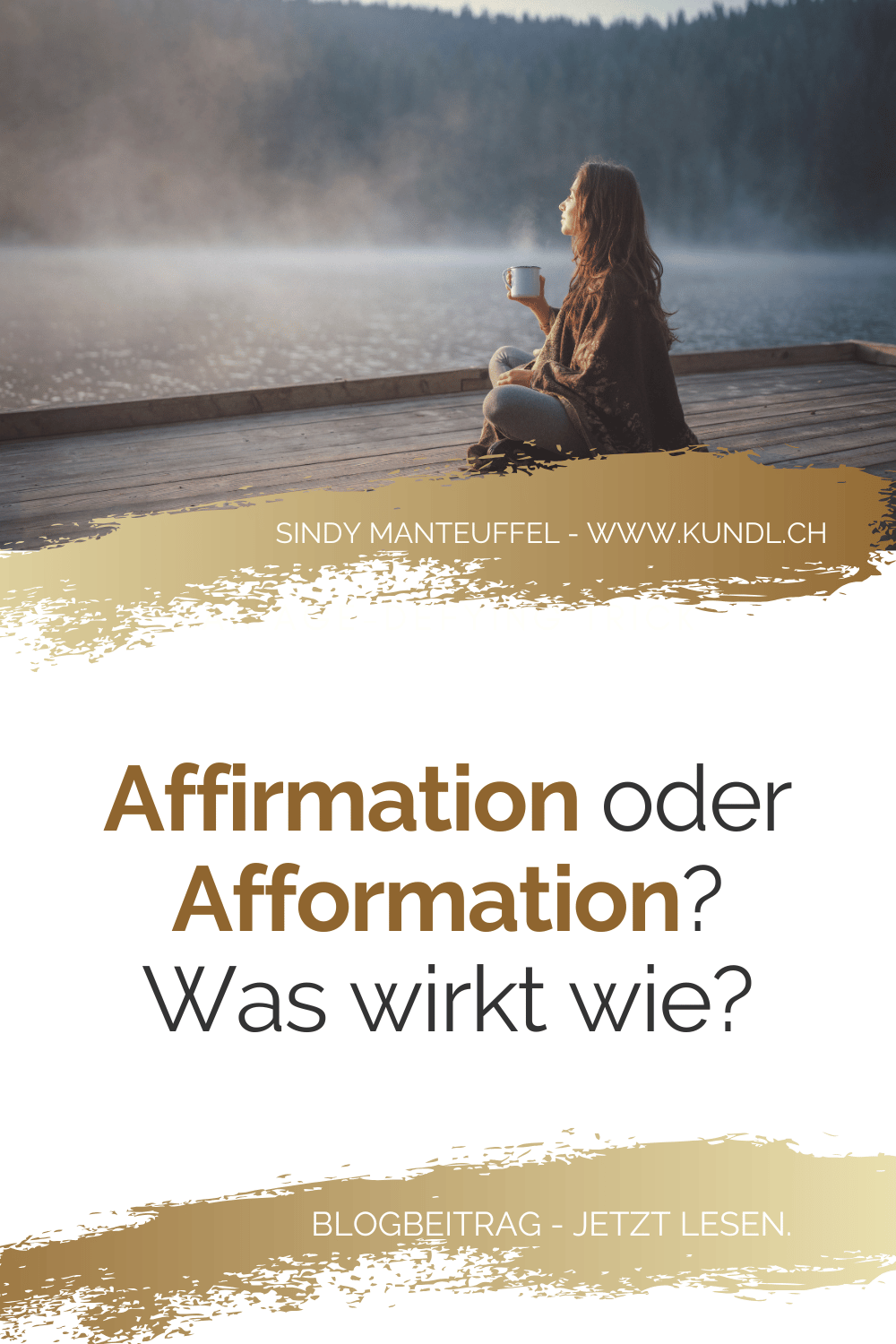 entspannte Frau mit einer Tasse Tee an einem See sitzend