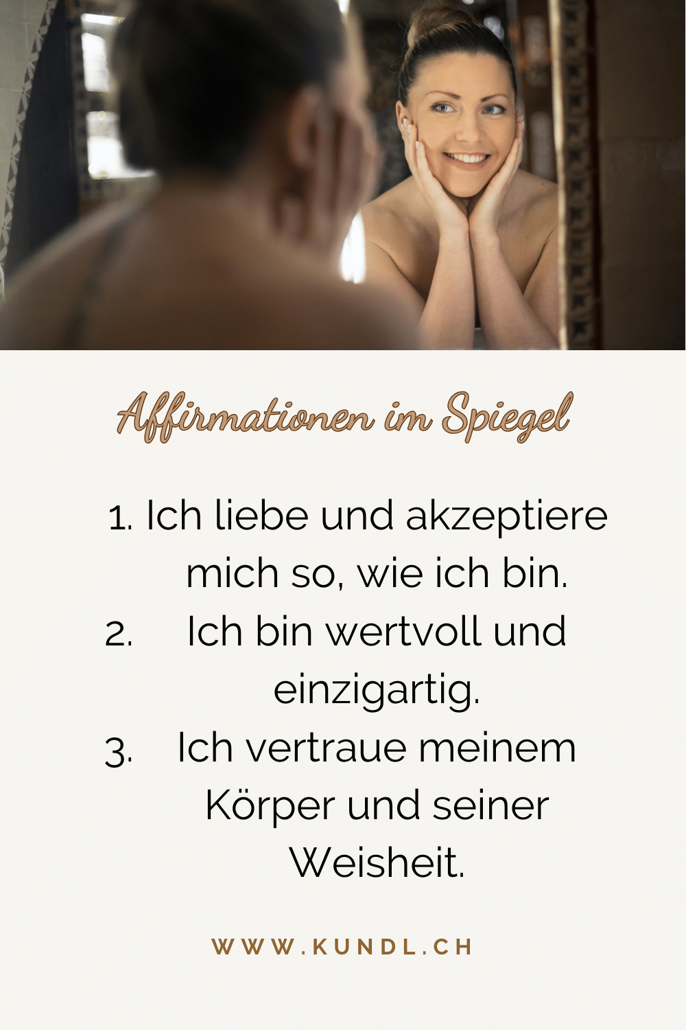 lächelnde Frau die sich im Spiegel anschaut