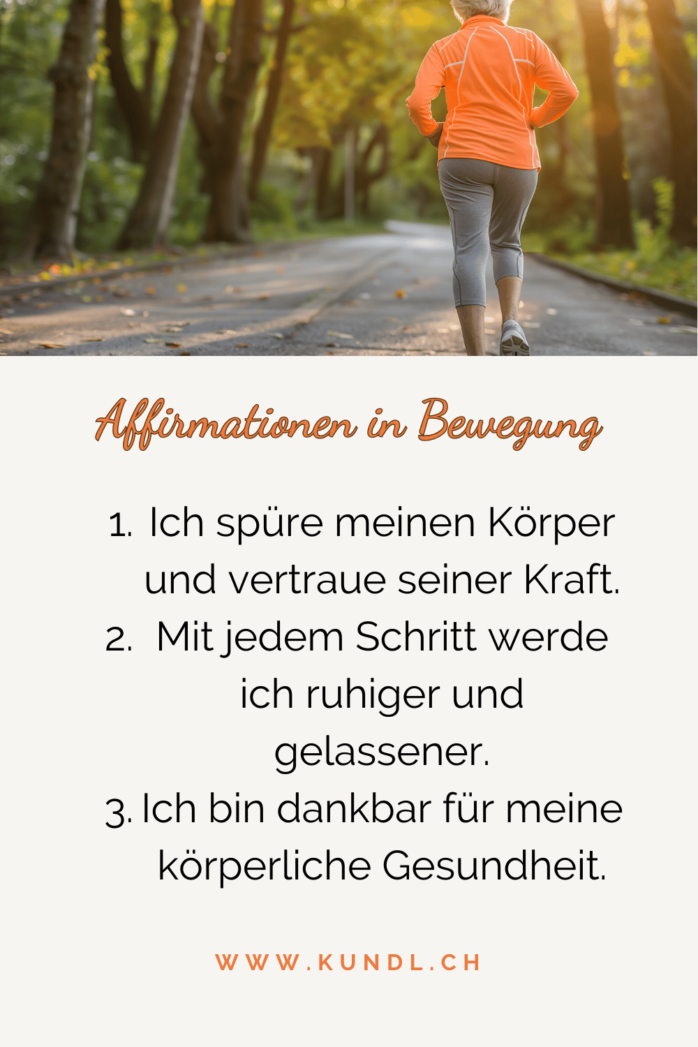 Rückansicht einer Frau die beim Spazierengehen Affirmationen praktiziert