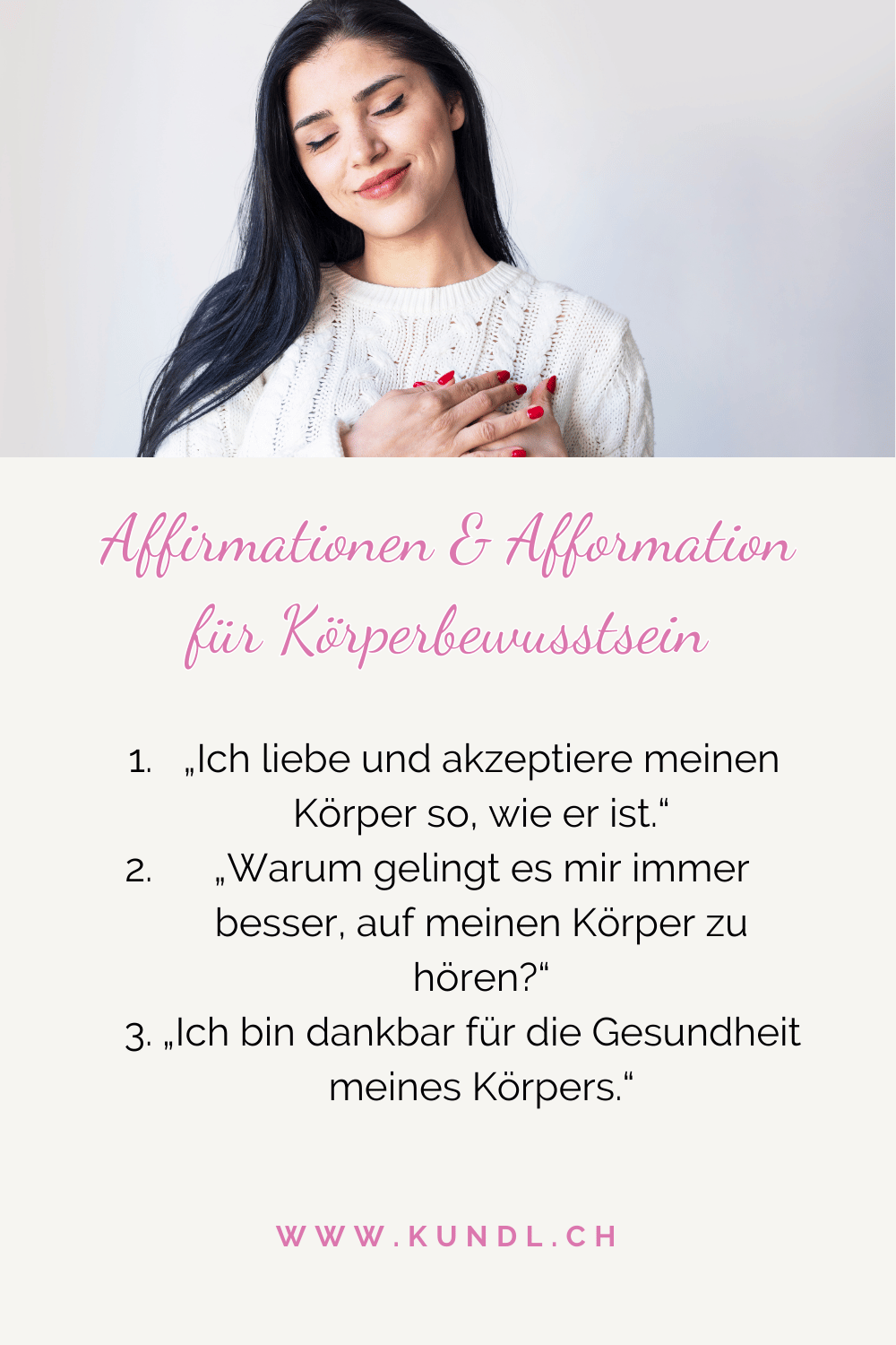 entspannt lächelnde Frau mit den Händen auf ihrem Herz