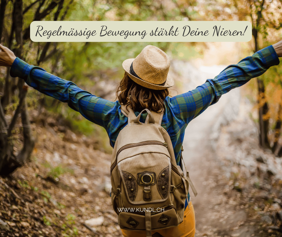 starke Frau beim Wandern in der Natur mit ausgestreckten Armen