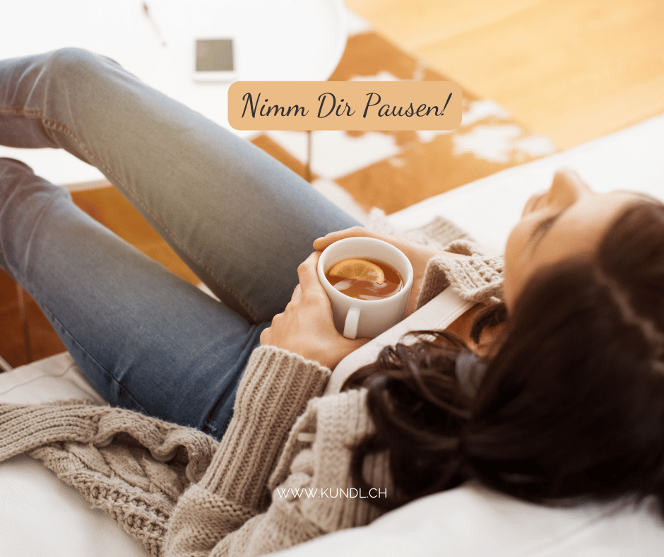 Frau die eine entspannte Pause macht