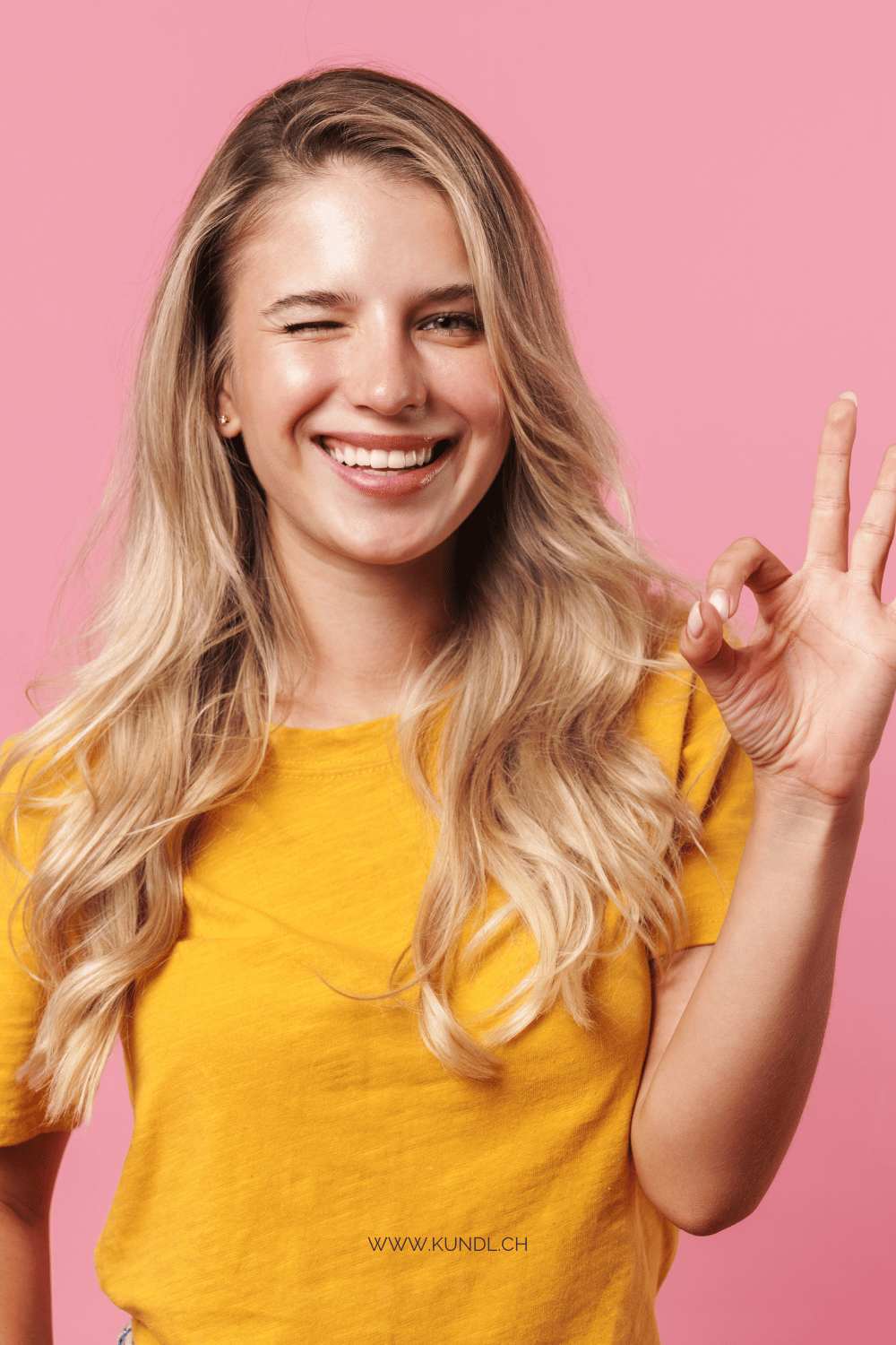 lachende und zwinkernde Frau voller Stärke