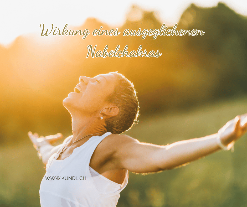 Frau voller Energie und Lebensfreude in der Natur