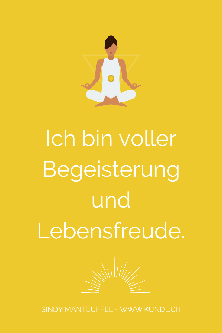 Frau im Lotussitz mit Lage des Nabelchakras und Affirmation