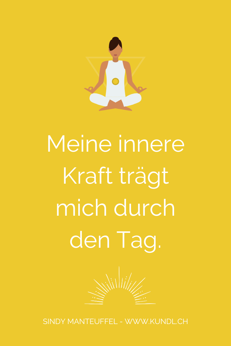 Frau im Lotussitz mit Lage des Nabelchakras und Affirmation