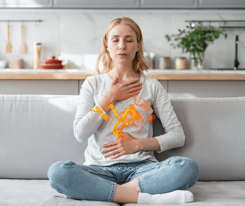 Frau im Wohnzimmer welche die Feueratmung zur Aktivierung des Nabelchakras praktiziert 