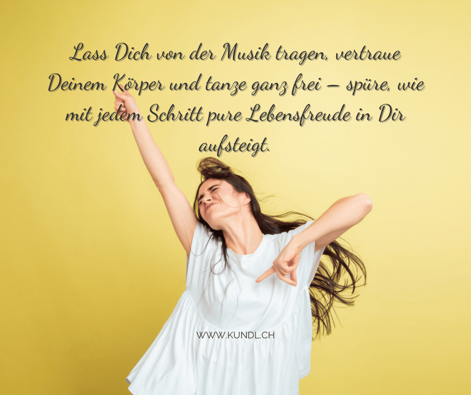 intuitiv und wild tanzende Frau