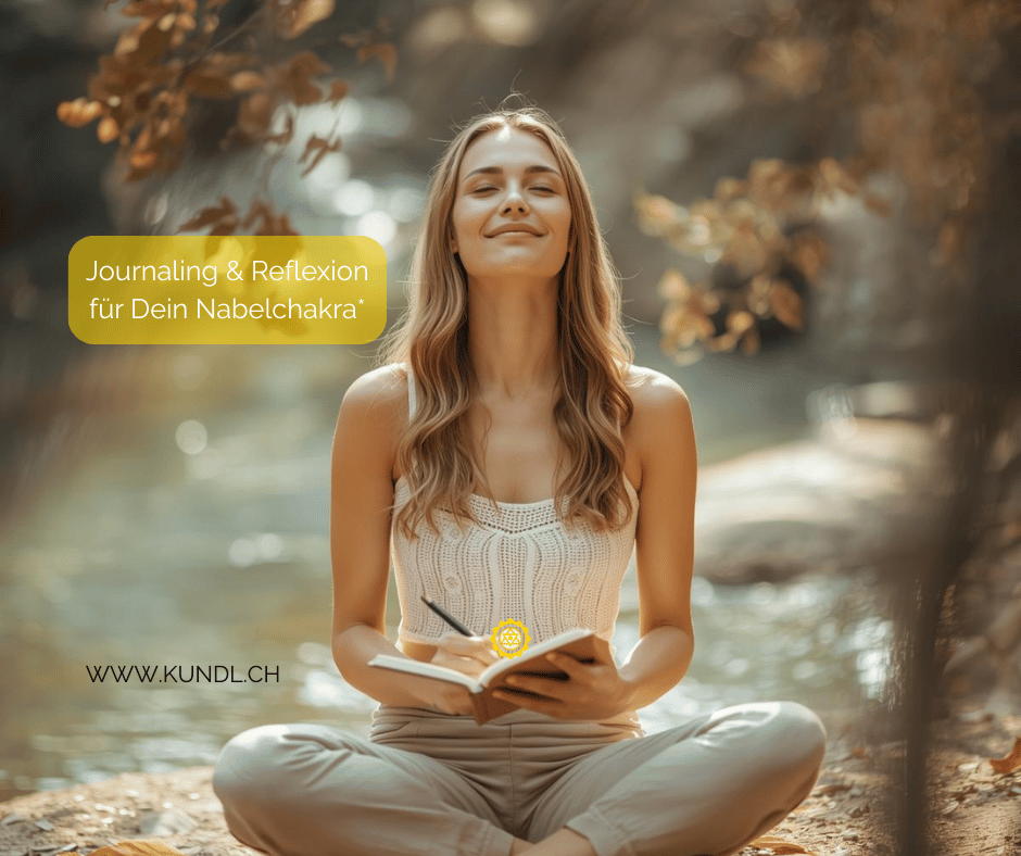 entspannt lächelnde Frau beim reflektieren und schreiben in einem Notizbuch in der Natur