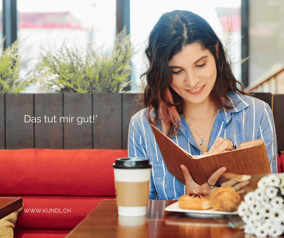 lächelnde Frau die in ihrem Ernährungstagebuch schreibt