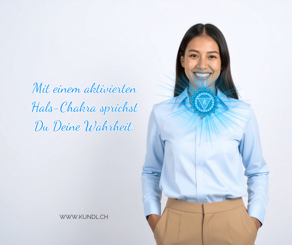 selbstbewusst lachende Frau mit Halschakra Symbol