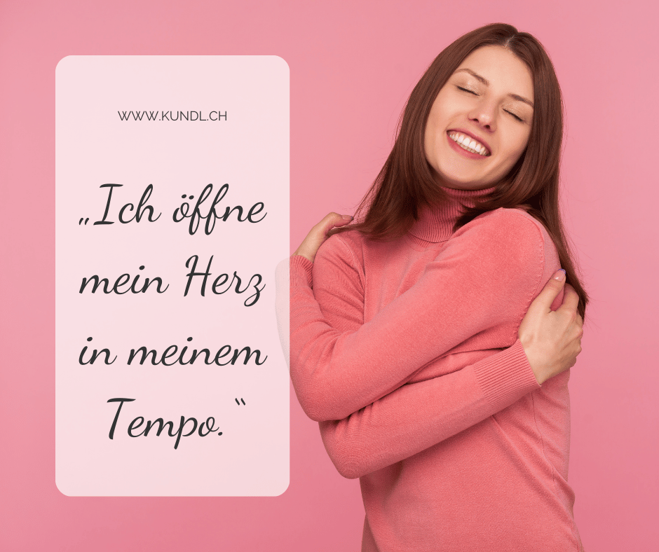 lächelnde Frau die ihre Selbstumarmung geniesst