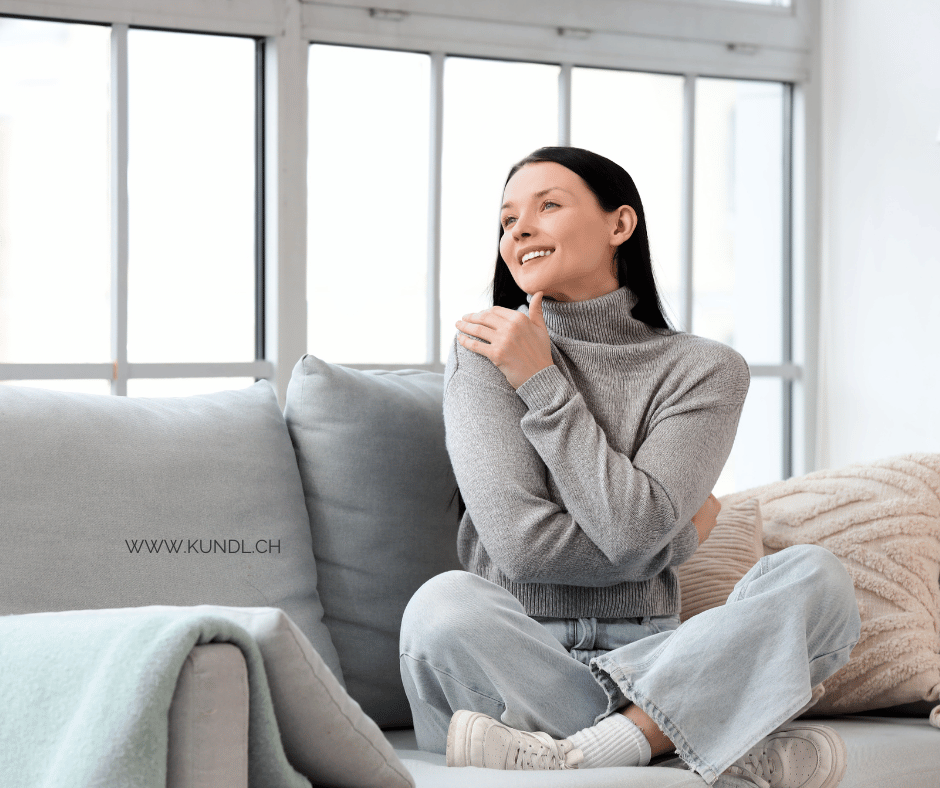 sich selbst umarmende und lächelnde Frau